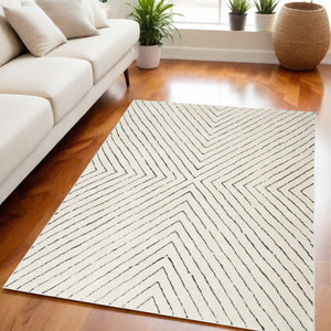 Homeroots 5' X 7' Ivory And Black Abstract Area Rug  Polyester 550592