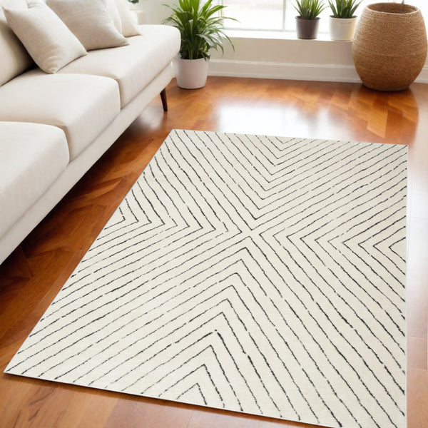 Homeroots 5' X 7' Ivory And Black Abstract Area Rug  Polyester 550592