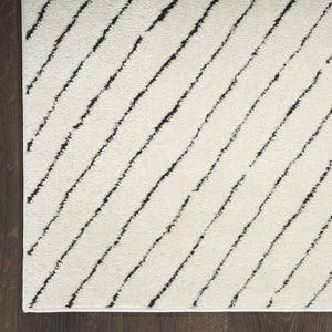 Homeroots 5' X 7' Ivory And Black Abstract Area Rug  Polyester 550592