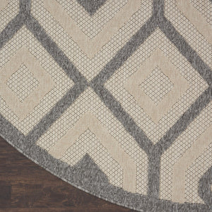 HomeRoots 8' Cream and Gray Round Geometric Area Rug - Stylish, Durable Indoor/Outdoor Design for Any Space 550654