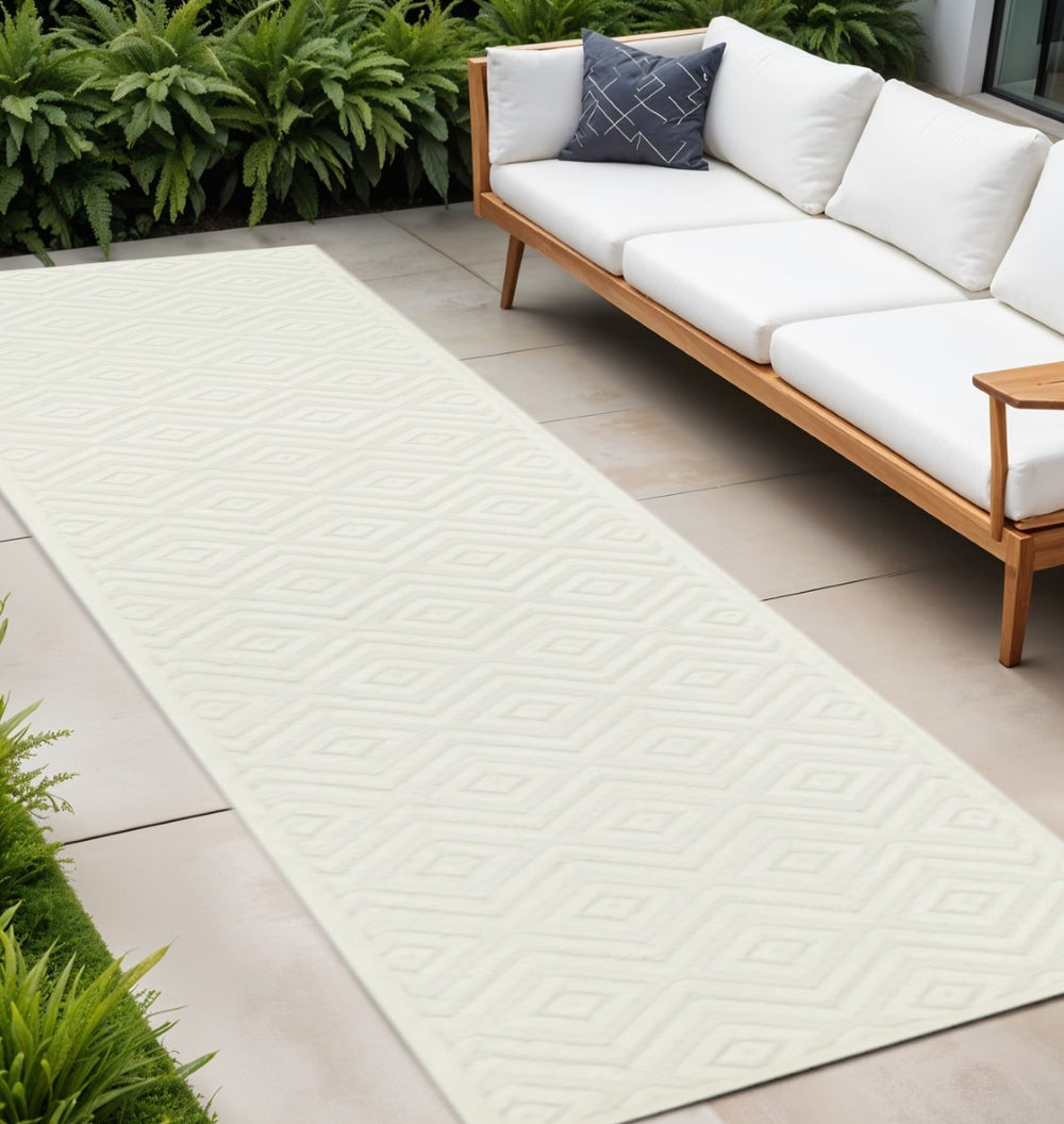 HomeRoots 20' Ivory and White Geometric Runner Rug - Stylish Indoor/Outdoor Décor for High-Traffic Areas 551101