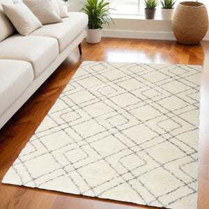 Homeroots 5' X 7' Ivory And Gray Geometric Shag Area Rug  Polyester 551112