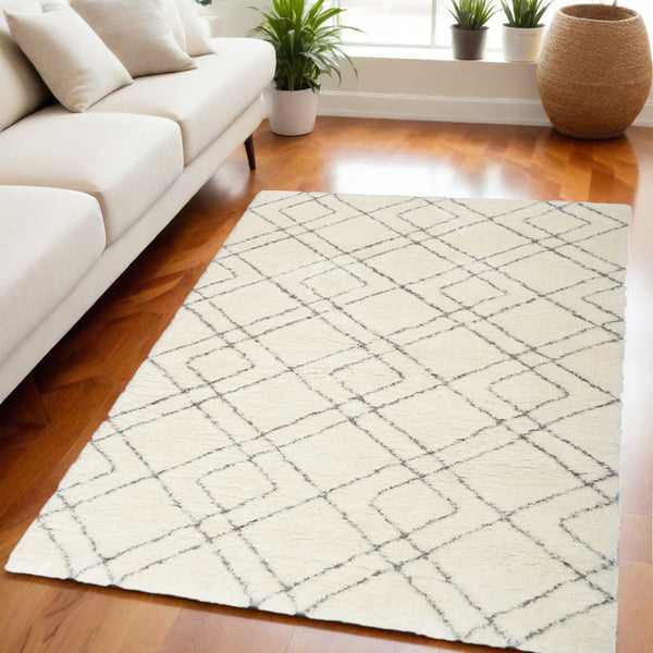Homeroots 5' X 7' Ivory And Gray Geometric Shag Area Rug  Polyester 551112