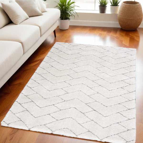 Homeroots 5' X 7' Ivory And Gray Chevron Shag Area Rug  Polyester 551132