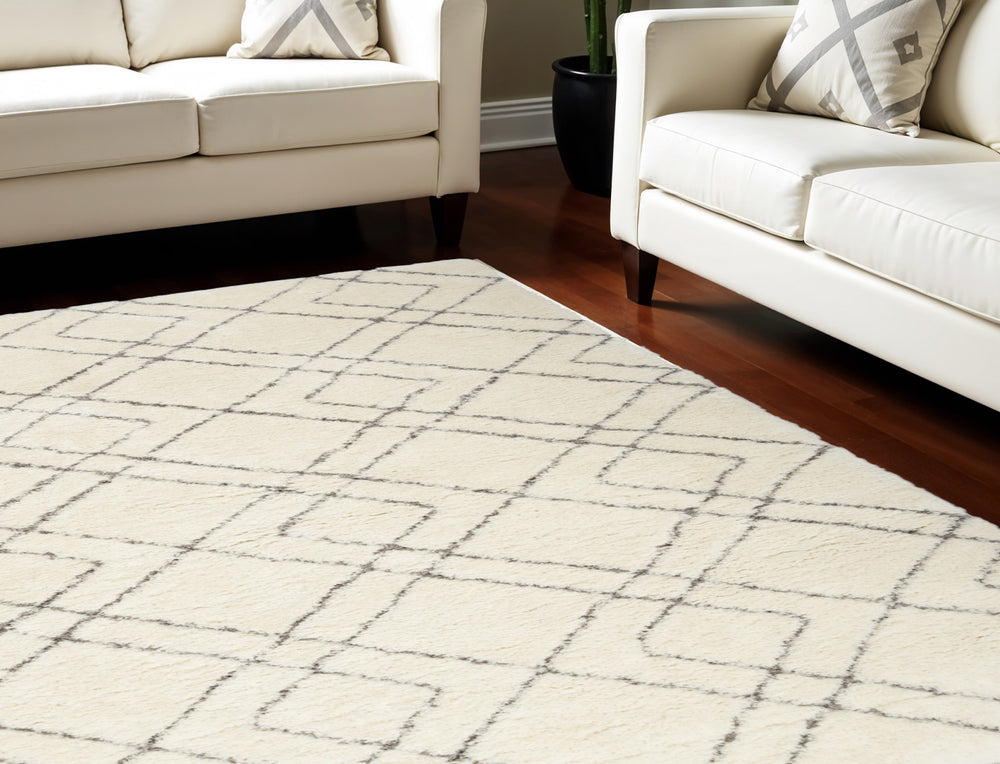 Homeroots 7' X 9' Ivory And Gray Geometric Shag Area Rug  Polyester 551262