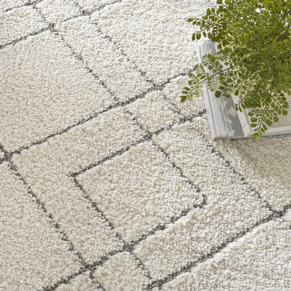 Homeroots 7' X 9' Ivory And Gray Geometric Shag Area Rug  Polyester 551262