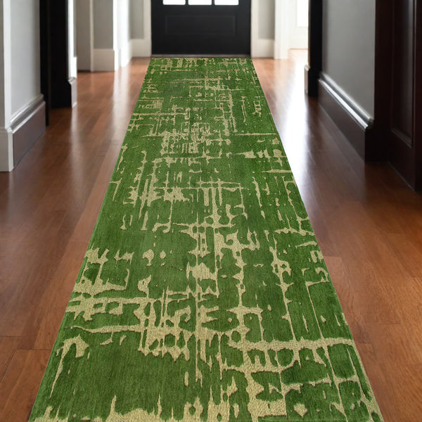 Homeroots 10' Green Abstract Non Skid Area Rug  100% Pet 551696
