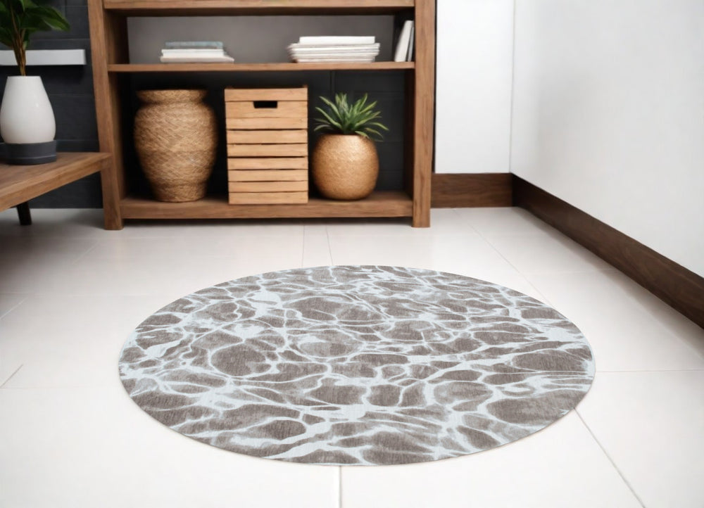 Homeroots 5' Gray Round Abstract Non Skid Area Rug  100% Pet 551919