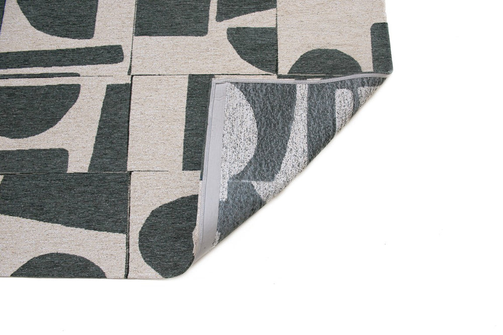 HomeRoots Round Washable Geometric Area Rug in Recycled Pet Fibers Low Pile for Modern Living Spaces 8' 551971