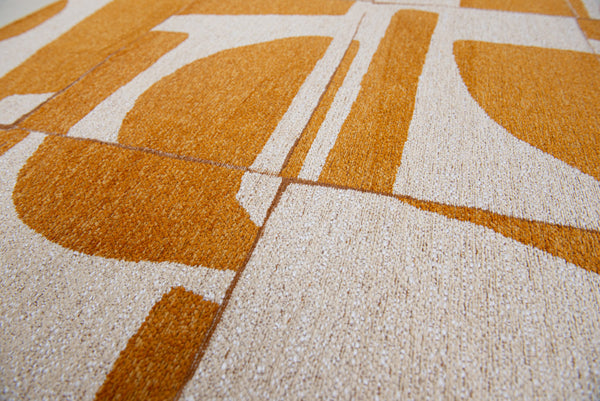 Homeroots 8' Yellow And White Round Geometric Non Skid Area Rug  100% Pet 551998