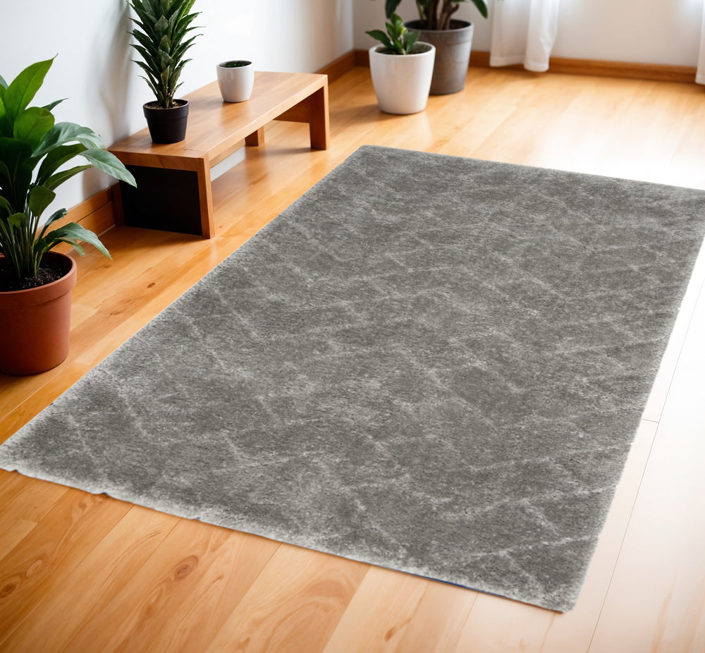Homeroots 4' X 6' Gray Chevron Shag Area Rug  Polyester 553110