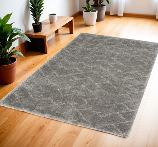 Homeroots 4' X 6' Gray Chevron Shag Area Rug  Polyester 553110