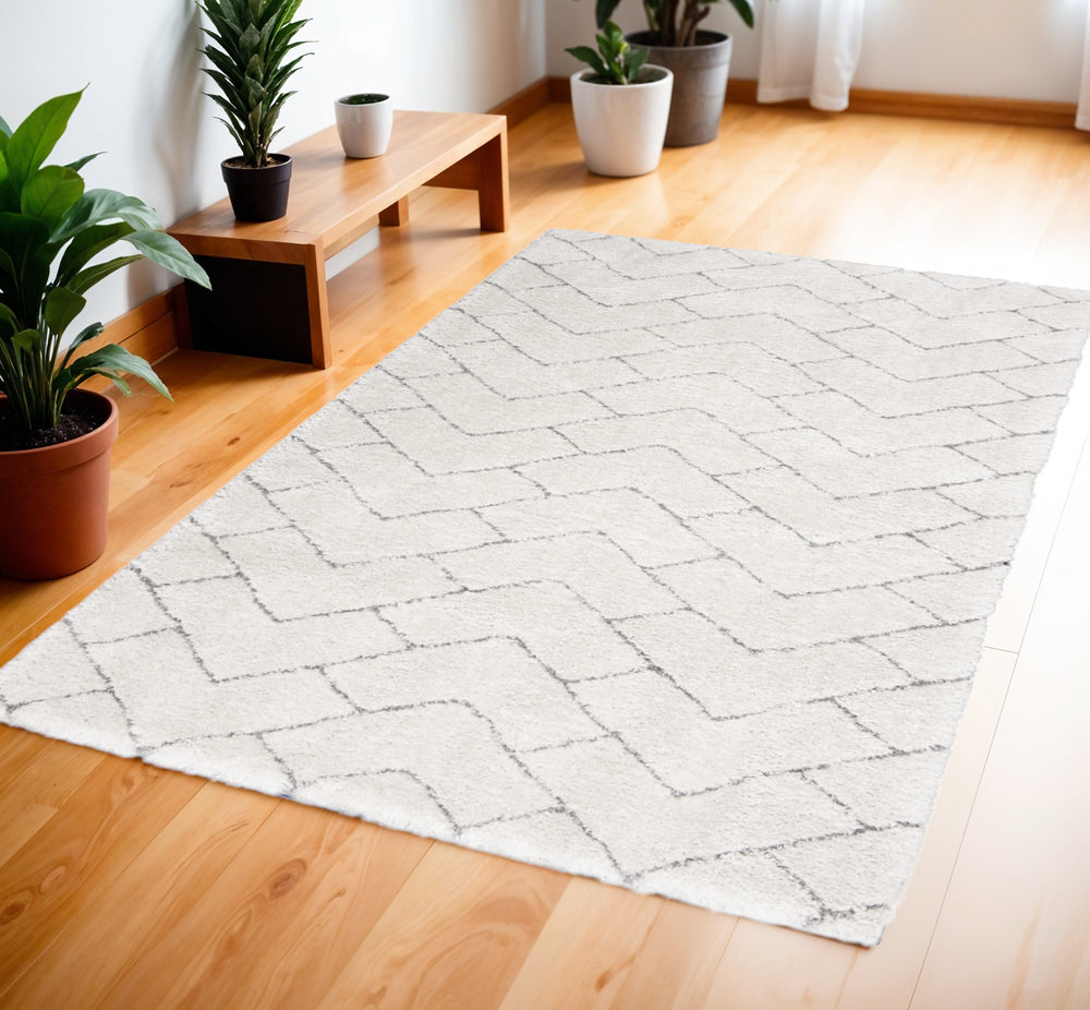 Homeroots 4' X 6' Ivory And Gray Chevron Shag Area Rug  Polyester 553111