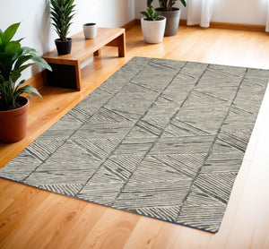 Homeroots 8' Gray And White Wool Abstract Area Rug - Modern Design For Cozy Elegance And Style In Any Room 4' X 6' Wool 553383