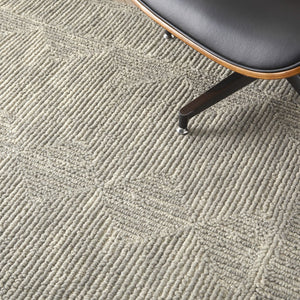 HomeRoots 8' Gray Wool Geometric Area Rug - Elegant, Durable Design for Contemporary Living Spaces and Comfort 4' X 6' 553508