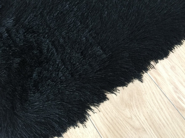 Homeroots 5' X 7' Black Shag Hand Tufted Area Rug  Polyester 553600