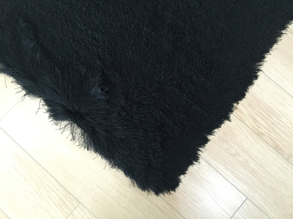 Homeroots 5' X 7' Black Shag Hand Tufted Area Rug  Polyester 553600