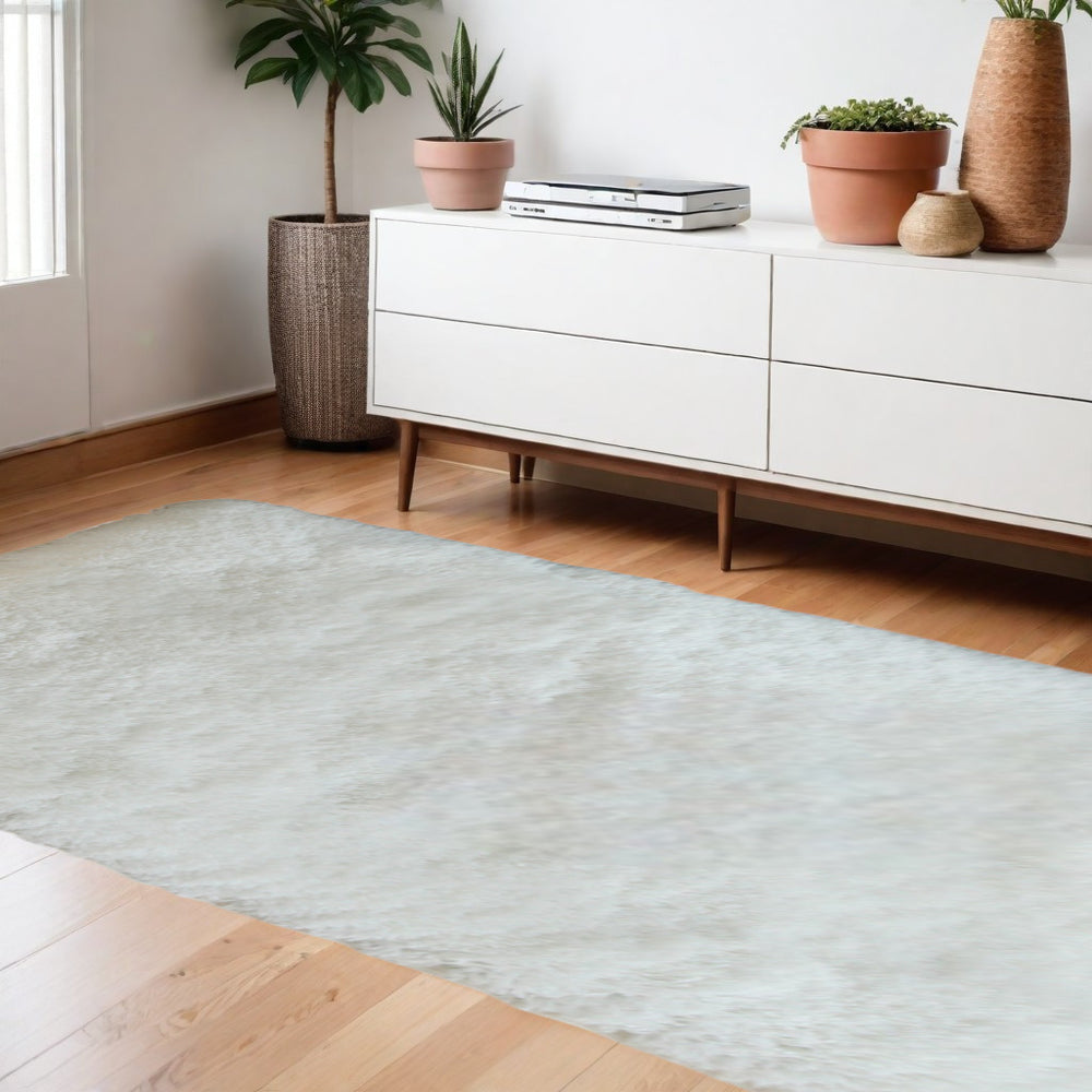 Homeroots 6' X 9' White Shag Hand Tufted Area Rug  Polyester 553616