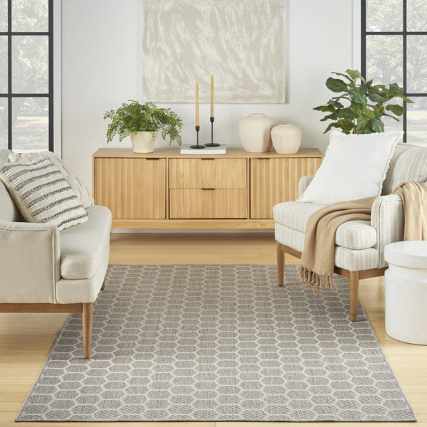 HomeRoots 6' X 9' Gray and Ivory Geometric Area Rug - Stylish Indoor/Outdoor Design, Reversible & Low Maintenance 554835