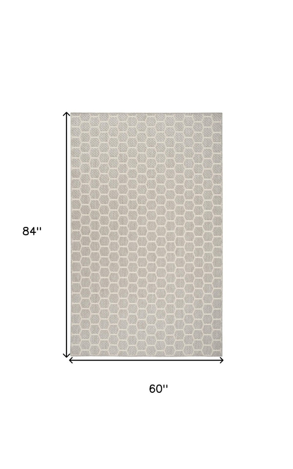 HomeRoots 6' X 9' Gray and Ivory Geometric Area Rug - Stylish Indoor/Outdoor Design, Reversible & Low Maintenance 554835