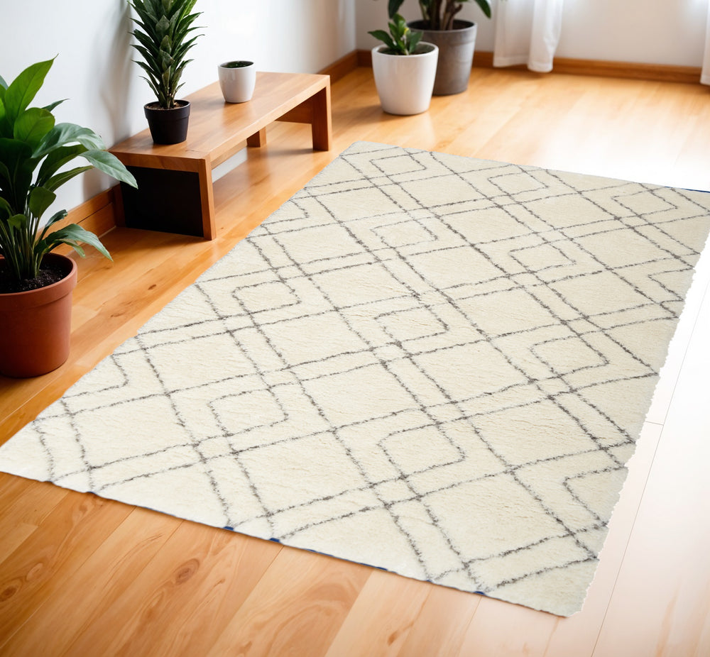 Homeroots 4' X 6' Ivory And Gray Geometric Shag Area Rug  Polyester 554866