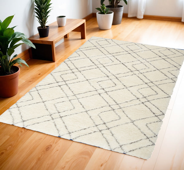 Homeroots 4' X 6' Ivory And Gray Geometric Shag Area Rug  Polyester 554866