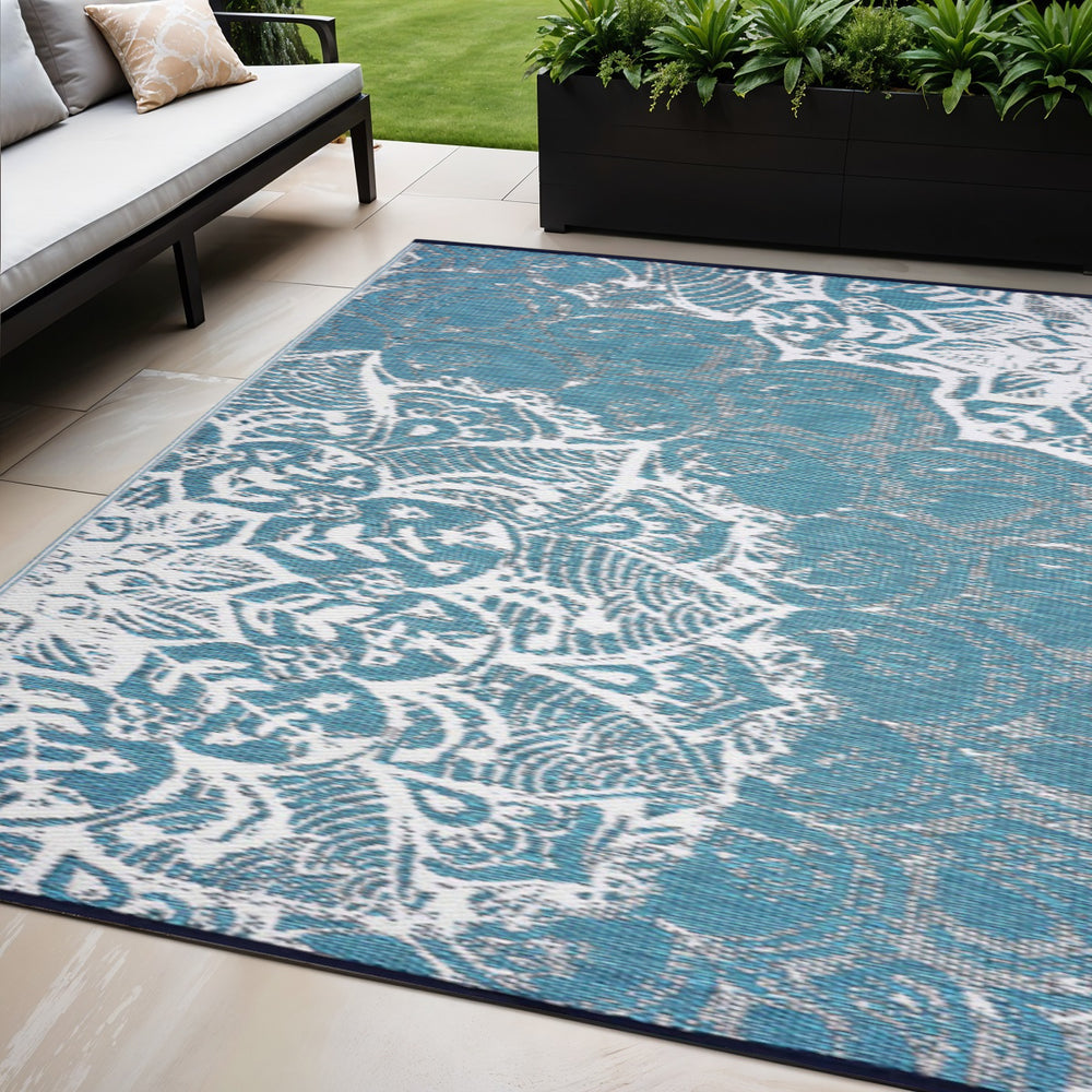 Homeroots 5' Teal Blue Floral Area Rug - 5x8 Machine Braided, Uv Protected, Stain Resistant For Indoor/Outdoor Use  Polypropylene 555572