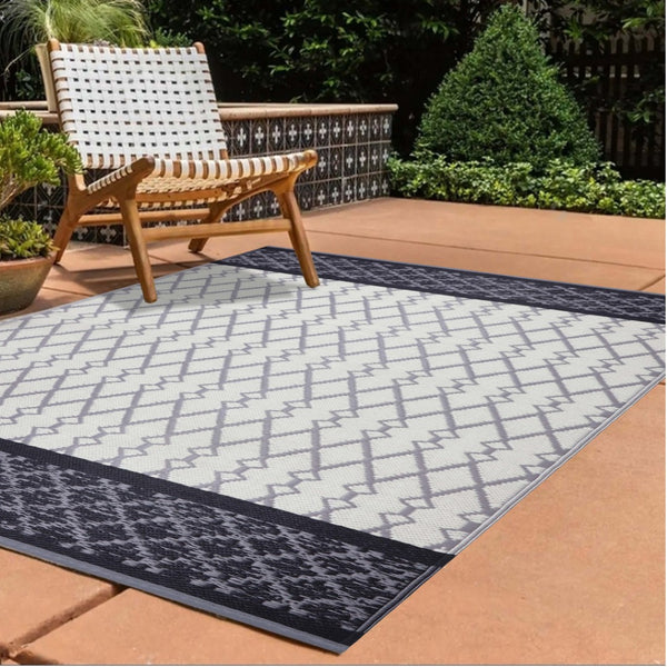 Homeroots 4' Gray Geometric Indoor Outdoor Area Rug - Stain Resistant, Uv Protected, Stylish & Versatile Design  Polypropylene 555587