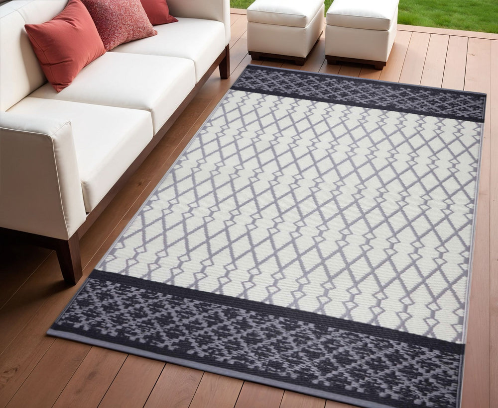 Homeroots 4' Gray Geometric Indoor Outdoor Area Rug - Stain Resistant, Uv Protected, Stylish & Versatile Design  Polypropylene 555587