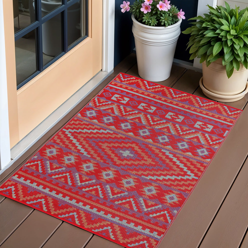 Homeroots 3' X 5' Red Geometric Indoor Outdoor Area Rug - Stain Resistant, Uv Protected, Kid & Pet Friendly Design  Polypropylene 555590