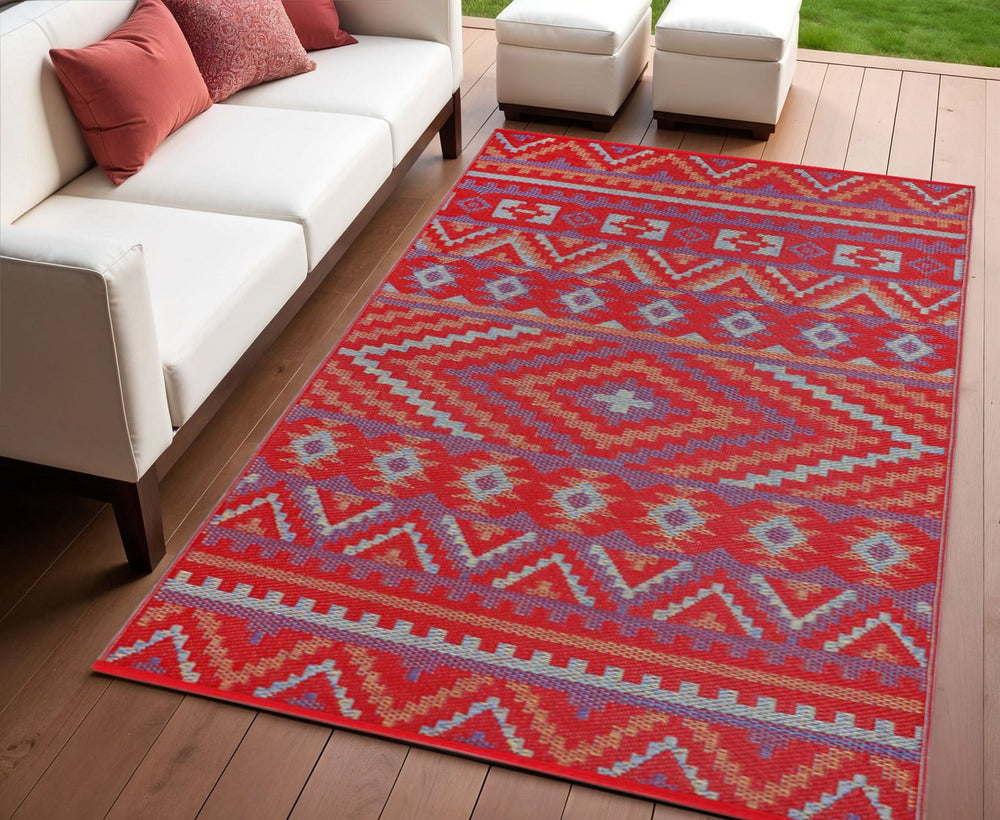 Homeroots 4' X 6' Red Geometric Indoor Outdoor Area Rug - Stain Resistant, Uv Protected, Stylish & Durable!  Polypropylene 555591