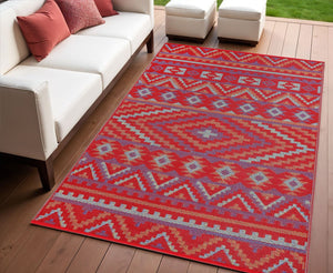 Homeroots 4' X 6' Red Geometric Indoor Outdoor Area Rug - Stain Resistant, Uv Protected, Stylish & Durable!  Polypropylene 555591