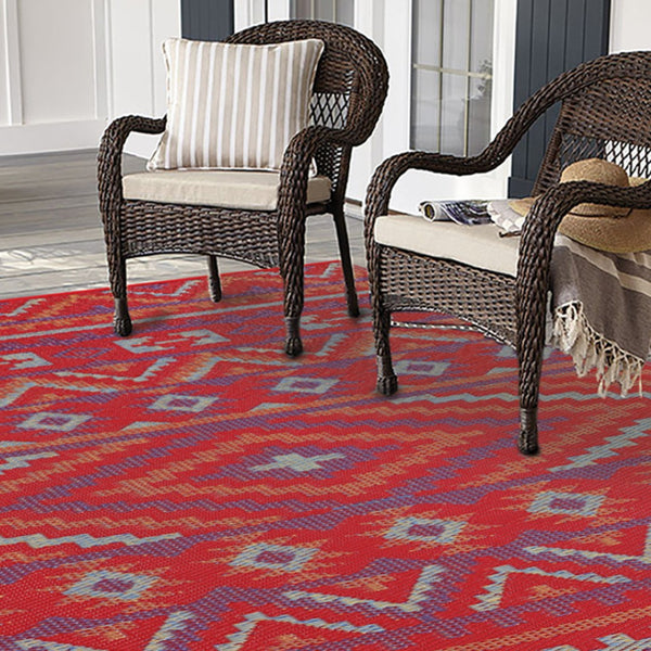 Homeroots 8' Red Geometric Area Rug - 8x10 Indoor/Outdoor Stain Resistant, Uv Protected, Stylish & Warm Design  Polypropylene 555594