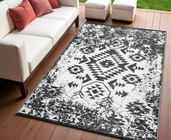 HomeRoots 4' X 6' Black Area Rug - Stylish Indoor/Outdoor Solution with Durable, Stain-Resistant Design! 555598