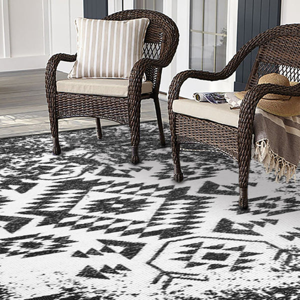 Homeroots 5' X 8' Black Machine Braided Area Rug - Stylish, Stain Resistant And Uv Protected For Indoor/Outdoor Use  Polypropylene 555599