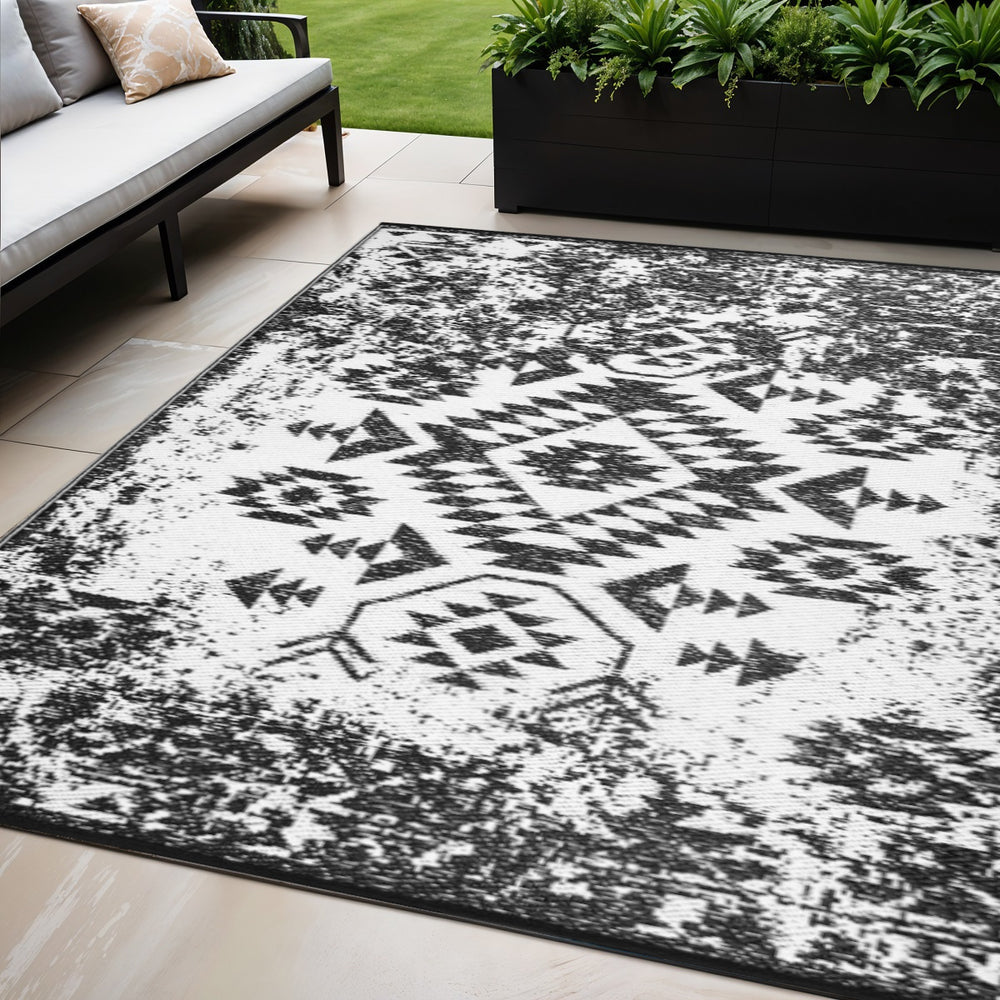 Homeroots 5' X 8' Black Machine Braided Area Rug - Stylish, Stain Resistant And Uv Protected For Indoor/Outdoor Use  Polypropylene 555599