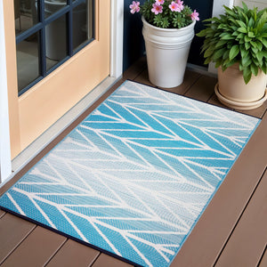 Homeroots 3' X 5' Aqua Geometric Braided Area Rug – Stylish, Distressed Design With Uv Protection & Stain Resistance  Polypropylene 555601