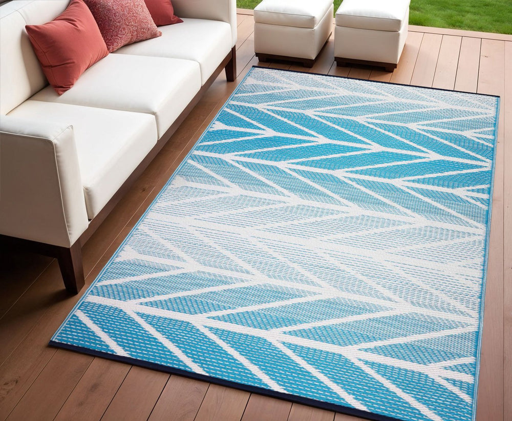 Homeroots 4' X 6' Aqua Geometric Area Rug - Stain Resistant, Indoor/Outdoor, Uv Protected, Stylish & Durable  Polypropylene 555602