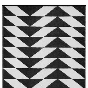 Homeroots 3' X 5' Black And White Geometric Area Rug - Stylish, Stain-resistant, Uv-protected For Modern Spaces  Polypropylene 555607