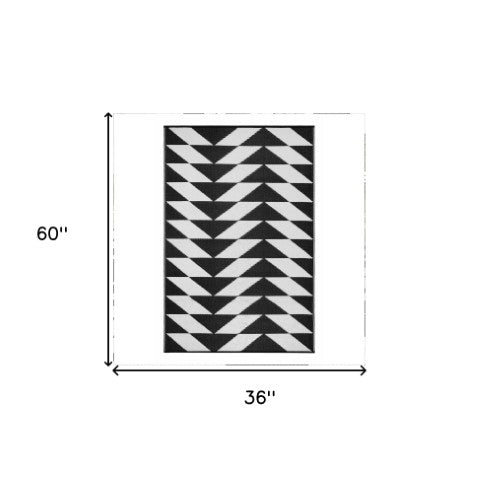 Homeroots 3' X 5' Black And White Geometric Area Rug - Stylish, Stain-resistant, Uv-protected For Modern Spaces  Polypropylene 555607