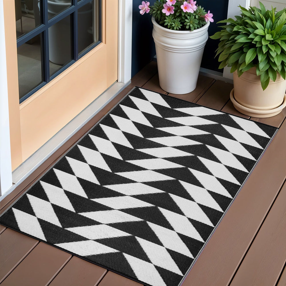 Homeroots 3' X 5' Black And White Geometric Area Rug - Stylish, Stain-resistant, Uv-protected For Modern Spaces  Polypropylene 555607