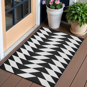 Homeroots 3' X 5' Black And White Geometric Area Rug - Stylish, Stain-resistant, Uv-protected For Modern Spaces  Polypropylene 555607