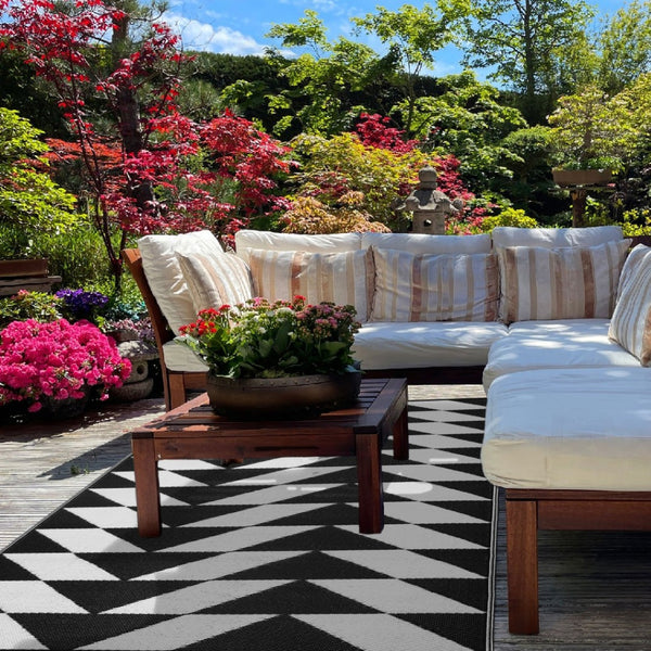 Homeroots 5' X 8' Black And White Geometric Area Rug - Stylish, Stain-resistant, Perfect For Indoor-outdoor Use!  Polypropylene 555608
