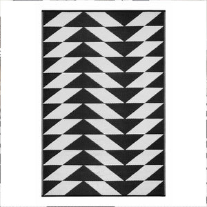 Homeroots 5' X 8' Black And White Geometric Area Rug - Stylish, Stain-resistant, Perfect For Indoor-outdoor Use!  Polypropylene 555608