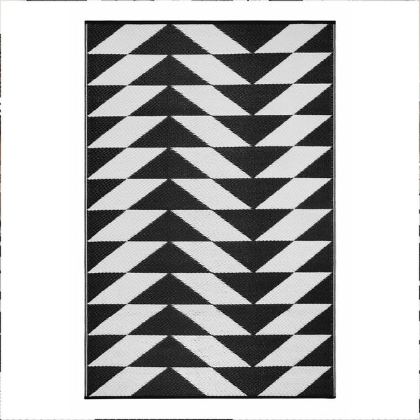 Homeroots 5' X 8' Black And White Geometric Area Rug - Stylish, Stain-resistant, Perfect For Indoor-outdoor Use!  Polypropylene 555608