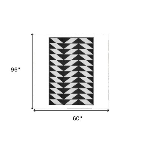 Homeroots 5' X 8' Black And White Geometric Area Rug - Stylish, Stain-resistant, Perfect For Indoor-outdoor Use!  Polypropylene 555608