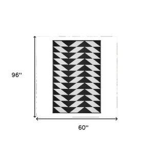 Homeroots 5' X 8' Black And White Geometric Area Rug - Stylish, Stain-resistant, Perfect For Indoor-outdoor Use!  Polypropylene 555608