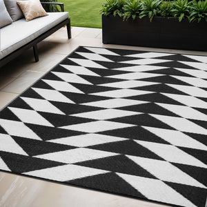 Homeroots 5' X 8' Black And White Geometric Area Rug - Stylish, Stain-resistant, Perfect For Indoor-outdoor Use!  Polypropylene 555608