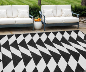Homeroots 8' X 10' Black And White Geometric Area Rug – Stylish, Stain Resistant, Indoor/Outdoor Decor Solution  Polypropylene 555609