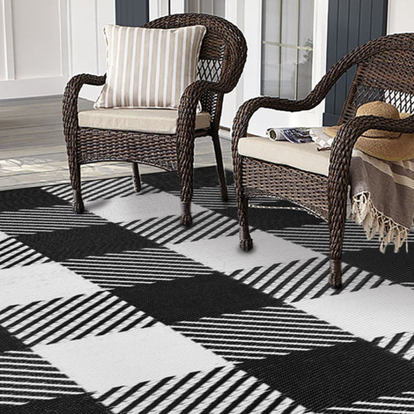 Homeroots 4' Black Geometric Area Rug - Stylish Indoor/Outdoor Braided Design With Stain Resistance & Uv Protection  Polypropylene 555610